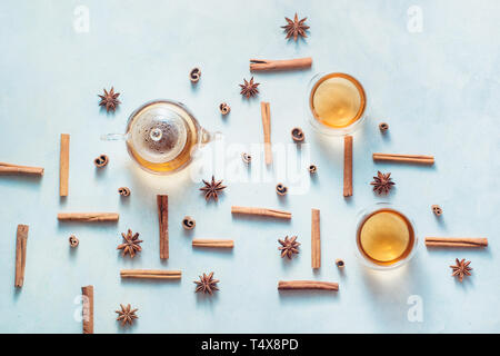Cannelle et anis avec motif théière et plateau bols sur un fond en bois blanc, avec l'exemplaire de l'espace. Boisson chaude creative télévision lay. Banque D'Images