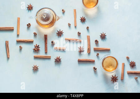 Cannelle et anis avec motif théière et plateau bols sur un fond en bois blanc, avec l'exemplaire de l'espace. Boisson chaude creative télévision lay. Banque D'Images