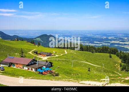 Campagne Alpes avec pré vert Banque D'Images