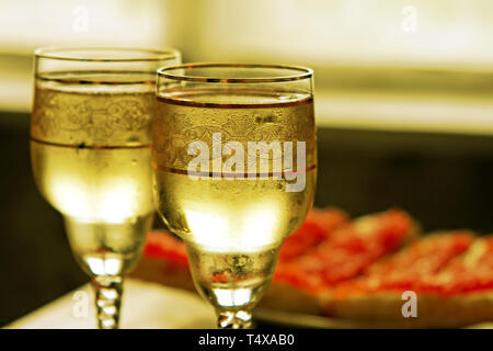 Verres de champagne et toasts avec du caviar rouge Banque D'Images