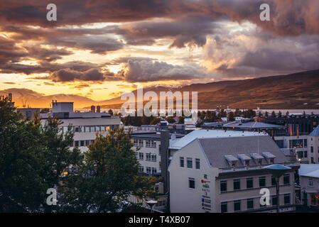 Spectaculaire coucher de soleil dans la ville d'Akureyri, capitale du nord de l'Islande Banque D'Images