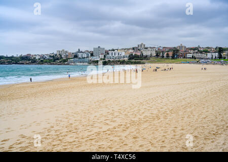 Voir à la sud à Bondi Beach, Sydney, Australie. Il est dans la banlieue de Sydney et est populaire avec les habitants et les touristes. Banque D'Images