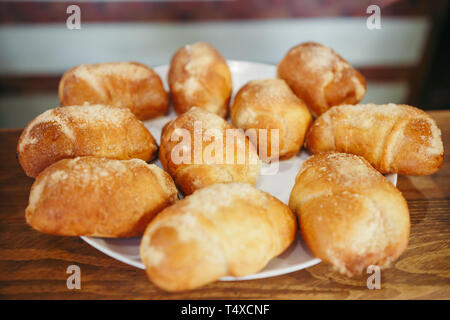 Petits pains sucré frais avec de la confiture. Banque D'Images