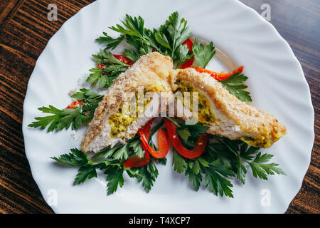 Poulet à la kiev sur croûtons avec de la purée de pommes de terre, sur une table en bois, sur fond lumineux Banque D'Images