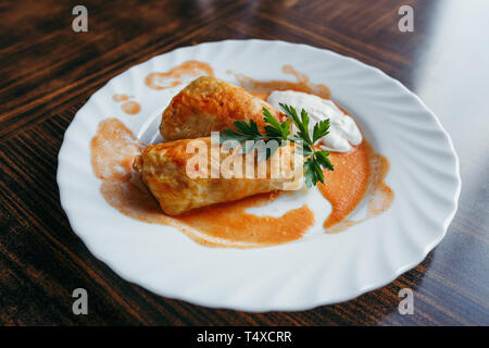 Feuilles de chou farcies avec de la viande, du riz et des légumes. Chou farci, dolma, Sarma, sarmale, golubtsy ou golabki - plat populaire dans de nombreux pays. Voir f Banque D'Images