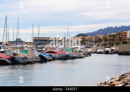 GARRUCHA, ESPAGNE - 23 janvier 2019 une belle marina avec des yachts de luxe et bateaux à moteur dans la ville balnéaire de Garrucha Banque D'Images