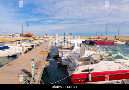 GARRUCHA, ESPAGNE - 23 janvier 2019 une belle marina avec des yachts de luxe et bateaux à moteur dans la ville balnéaire de Garrucha Banque D'Images