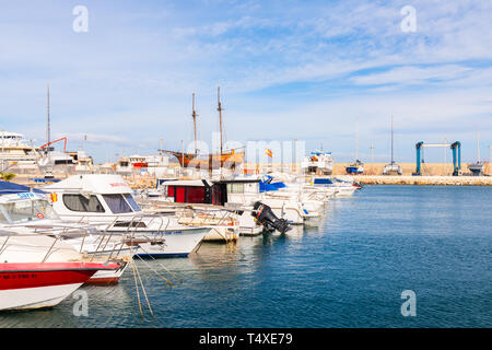 GARRUCHA, ESPAGNE - 23 janvier 2019 une belle marina avec des yachts de luxe et bateaux à moteur dans la ville balnéaire de Garrucha Banque D'Images