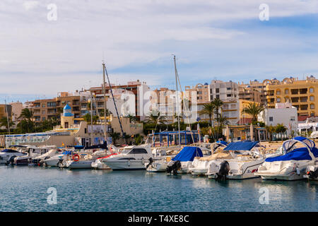 GARRUCHA, ESPAGNE - 23 janvier 2019 une belle marina avec des yachts de luxe et bateaux à moteur dans la ville balnéaire de Garrucha Banque D'Images