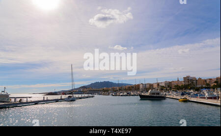 GARRUCHA, ESPAGNE - 23 janvier 2019 une belle marina avec des yachts de luxe et bateaux à moteur dans la ville balnéaire de Garrucha Banque D'Images