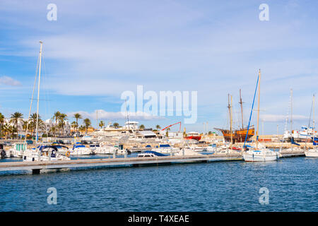 GARRUCHA, ESPAGNE - 23 janvier 2019 une belle marina avec des yachts de luxe et bateaux à moteur dans la ville balnéaire de Garrucha Banque D'Images