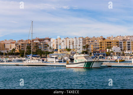 GARRUCHA, ESPAGNE - 23 janvier 2019 une belle marina avec des yachts de luxe et bateaux à moteur dans la ville balnéaire de Garrucha Banque D'Images