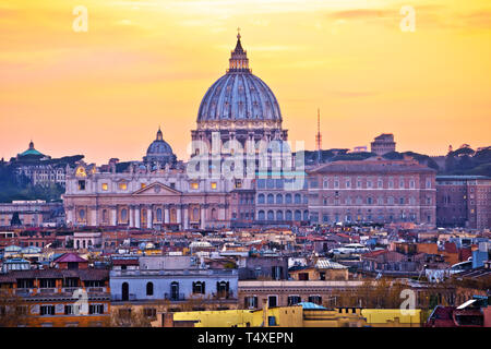 La Basilique Papale de Saint-Pierre à Rome Vatican vue du coucher de soleil, repère de capitale de l'Italie Banque D'Images