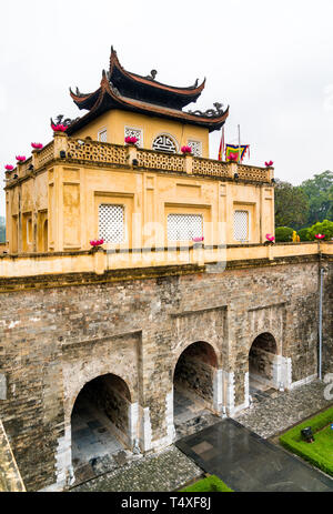 Doan Mon, la porte principale de la Citadelle impériale de Thang Long à Hanoi, Vietnam Banque D'Images