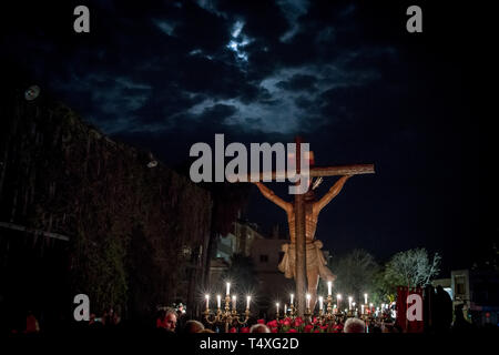 Les fidèles portent une sculpture de Jésus Christ comme prendre part à la Procession du Silence pour Jeudi Saint à Badalona pendant la Semaine Sainte. La pro Banque D'Images