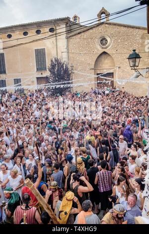 La Plaza de Sant Jordi, Moros y Cristianos, fiesta de la Patrona, Pollença, ,Majorque, Iles Baléares, Espagne. Banque D'Images