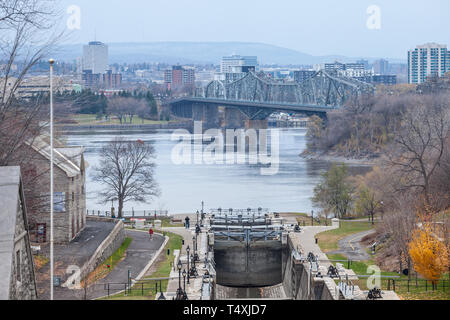 OTTAWA, CANADA - Novembre 12, 2018 : les écluses du canal Rideau à Ottawa, Ontario, avec St Laurent du pont Alexandra, Gatineau et Hull City dans le dos Banque D'Images