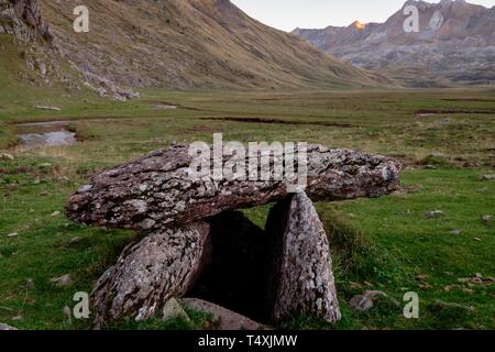 Dolmen de l'Achar de Aguas Tuertas , Aguas Tuertas, Guarrinza, Municipalité de Anso, vallée de hecho, vallées de l'ouest, du massif pyrénéen, province de Huesca, Aragon, Espagne, Europe. Banque D'Images