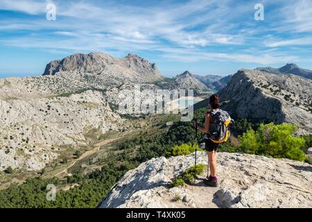 Escursionista contemplando el Valle de Binimorat y el Puig Major, Paraje natural de la Serra de Tramuntana, à Majorque, îles Baléares, Espagne. Banque D'Images