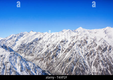 L'hiver la neige a couvert des pics de montagne. Les touristes Ala-Archa Parc national au Kirghizistan. Banque D'Images