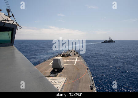 190418-N-UI104-0307 MER DES PHILIPPINES (18 avril 2019) La classe Arleigh Burke destroyer lance-missiles USS Preble (DDG 88) et la Marine royale australienne de la classe Adélaïde frégate lance-missiles HMAS Melbourne (FFG 05) formation en transport en commun au cours d'un déploiement de coopération. Preble et Melbourne participent au déploiement d'une coopérative en vue d'améliorer les capacités maritimes entre partenaires. Preble est déployée sur l'U.S 7e flotte zone d'opérations à l'appui de la sécurité et de la stabilité dans la région Indo-Pacifique. (U.S. Photo par marine Spécialiste de la communication de masse 1re classe Bryan Niegel/R Banque D'Images