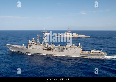 190418-N-UI104-0490 MER DES PHILIPPINES (18 avril 2019) La classe Arleigh Burke destroyer lance-missiles USS Preble (DDG 88) et la Marine royale australienne de la classe Adélaïde frégate lance-missiles HMAS Melbourne (FFG 05) formation en transport en commun au cours d'un déploiement de coopération. Preble et Melbourne participent au déploiement d'une coopérative en vue d'améliorer les capacités maritimes entre partenaires. Preble est déployée sur l'U.S 7e flotte zone d'opérations à l'appui de la sécurité et de la stabilité dans la région Indo-Pacifique. (U.S. Photo par marine Spécialiste de la communication de masse 1re classe Bryan Niegel/R Banque D'Images