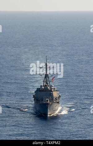 190418-N-UI104-0606 MER DES PHILIPPINES (18 avril 2019) La classe Arleigh Burke destroyer lance-missiles USS Preble (DDG 88) traverse l'eau pendant un déploiement. Preble participe avec la Marine royale australienne de la classe Adélaïde frégate lance-missiles HMAS Melbourne (FFG 05) dans une coopérative afin d'améliorer le déploiement de capacités maritimes entre partenaires. Preble est déployée sur l'U.S 7e flotte zone d'opérations à l'appui de la sécurité et de la stabilité dans la région Indo-Pacifique. (U.S. Photo par marine Spécialiste de la communication de masse 1re classe Bryan Niegel/libérés) Banque D'Images