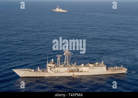 190418-N-UI104-0759 MER DES PHILIPPINES (18 avril 2019) marins affectés à la classe Arleigh Burke destroyer lance-missiles USS Preble (DDG 88) et la Marine royale australienne de la classe Adélaïde frégate lance-missiles HMAS Melbourne (FFG 05) Visite de la pratique de recherche et du Conseil d'Icon Seizer (VBSS) sur leurs navires pendant le déploiement d'une coopérative. Preble et Melbourne participent au déploiement d'une coopérative en vue d'améliorer les capacités maritimes entre partenaires. Preble est déployée sur l'U.S 7e flotte zone d'opérations à l'appui de la sécurité et de la stabilité dans la région Indo-Pacifique. (U.S. Banque D'Images