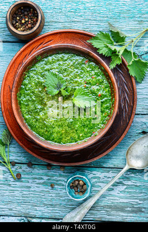 Orties soupe sur table de cuisine rustique Banque D'Images