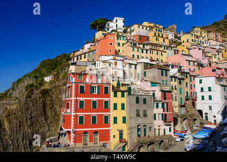 Riomaggiore, l'un des cinq villages méditerranéens à Cinque Terre, Italie, célèbre pour ses maisons colorées Banque D'Images