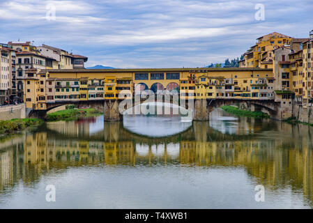 Le Ponte Vecchio (Vieux Pont), un pont médiéval en pierre avec des magasins sur elle, Florence, Italie Banque D'Images