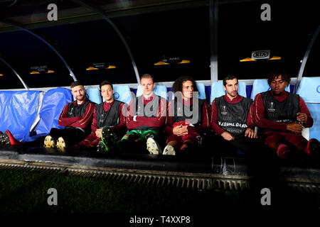 L'Arsenal (de gauche à droite) Shkodran Mustafi, Mesut Ozil, Bernd Leno, Henrikh Mkhitaryan, Matteo Guendouzi Iwobi et Alex sur le banc au cours de l'UEFA Europa League quart de finale deuxième match à la jambe du stade San Paolo, Naples. Banque D'Images