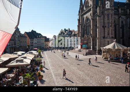 Die protestantische Stephanskirche (Temple Saint-Étienne) ist die reformierte Hauptkirche der Stadt Mülhausen im Elsass. L'intervention l'zentralen Lage Banque D'Images