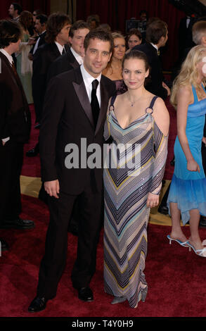 LOS ANGELES, CA. 27 février 2005 : l'Acteur CLIVE OWEN & femme actrice Sarah-JANE FENTON à la 77e annuelle des Academy Awards au Kodak Theater, Hollywood © Paul Smith / Featureflash Banque D'Images