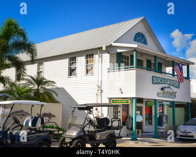 Des voiturettes de golf parc en face d'un charmant bâtiment de la Floride, la Boca Grande 808, un magasin populaire dans la région de Boca Grande, FL, sur Gasparilla Island Banque D'Images