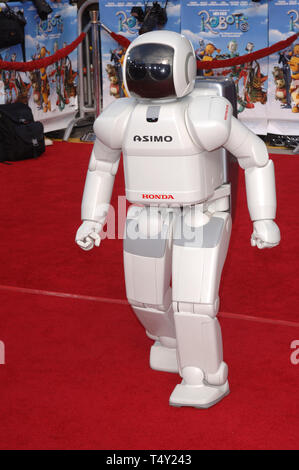 LOS ANGELES, CA. 06 mars 2005 : Honda ASIMO robot lors de la première mondiale première mondiale de robots. © 2005 Paul Smith / Featureflash Banque D'Images