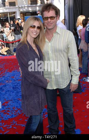 LOS ANGELES, CA. Mars 06, 2005 : l'Acteur Greg Kinnear & épouse Helen LABDON lors de la première mondiale première mondiale de son nouveau film de robots. © 2005 Paul Smith / Featureflash Banque D'Images