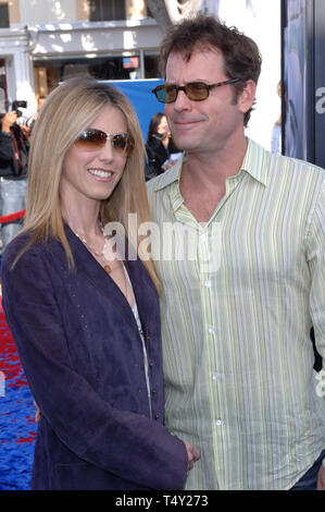 LOS ANGELES, CA. Mars 06, 2005 : l'Acteur Greg Kinnear & épouse Helen LABDON lors de la première mondiale première mondiale de son nouveau film de robots. © 2005 Paul Smith / Featureflash Banque D'Images