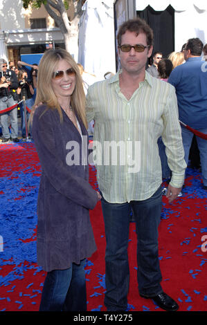 LOS ANGELES, CA. Mars 06, 2005 : l'Acteur Greg Kinnear & épouse Helen LABDON lors de la première mondiale première mondiale de son nouveau film de robots. © 2005 Paul Smith / Featureflash Banque D'Images