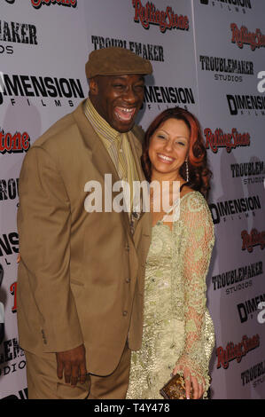 LOS ANGELES, CA. 28 mars 2005 : l'acteur Michael CLARK DUNCAN & amie IRENE MARQUEZ au Los Angeles premiere de Sin City. © 2005 Paul Smith / Featureflash Banque D'Images