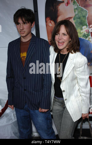 LOS ANGELES, CA. 29 avril 2005 : l'actrice Sally Field & fils SAM au Los Angeles premiere de Monster en droit. © 2005 Paul Smith / Featureflash Banque D'Images