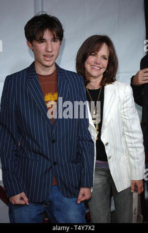 LOS ANGELES, CA. 29 avril 2005 : l'actrice Sally Field & fils SAM au Los Angeles premiere de Monster en droit. © 2005 Paul Smith / Featureflash Banque D'Images