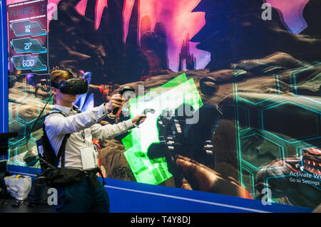 Une présence étrangère à la 2019 China International Technology Expo tente VR du matériel de jeu développé par Tsinghua Tongfang. Banque D'Images