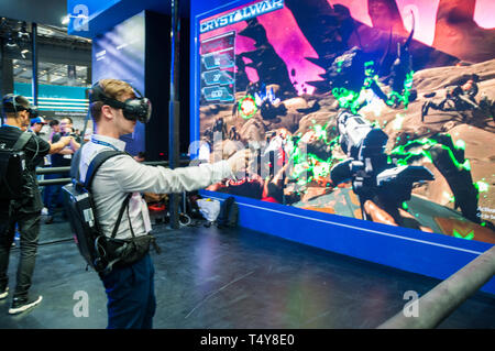 Une présence étrangère à la 2019 China International Technology Expo tente VR du matériel de jeu développé par Tsinghua Tongfang. Banque D'Images