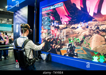 Une présence étrangère à la 2019 China International Technology Expo tente VR du matériel de jeu développé par Tsinghua Tongfang. Banque D'Images