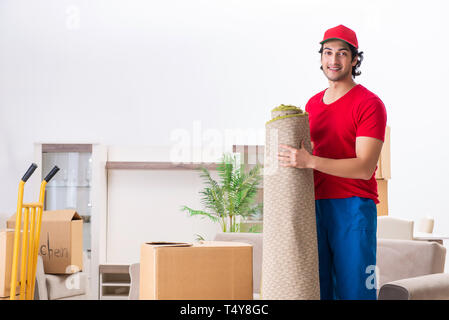 Les jeunes hommes qui travaillent à l'intérieur des boîtes avec l'entrepreneur Banque D'Images