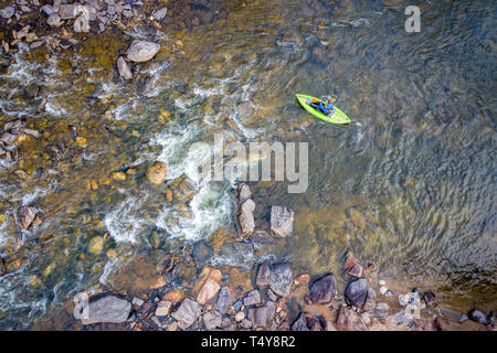 Kayak gonflable sur une rivière de montagne (Powder River dans le Colorado), perspective aérienne Banque D'Images