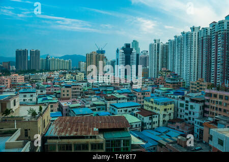 Vue du logement à Futian District, Shenzhen à Gangxia nord à sud vers les collines de Hong Kong. Banque D'Images