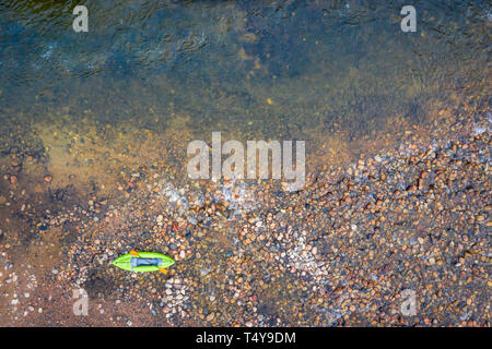 Kayak gonflable sur un rivage rocheux de la rivière de montagne (Powder River dans le Colorado), perspective aérienne Banque D'Images