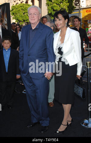 LOS ANGELES, CA. 06 juin 2005 : l'acteur Michael Caine & femme SHAKIRA au Los Angeles première de son nouveau film Batman commence. © 2005 Paul Smith / Featureflash Banque D'Images